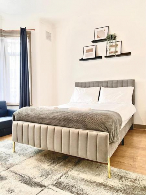 Entire 3 Bedroom Home With Garden In London